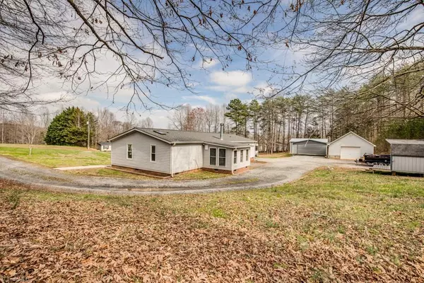 Yadkinville, NC 27055,3904 Meadow LN