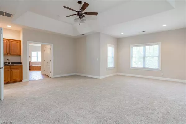 Oak Ridge, NC 27310,8606 Yvonne CT