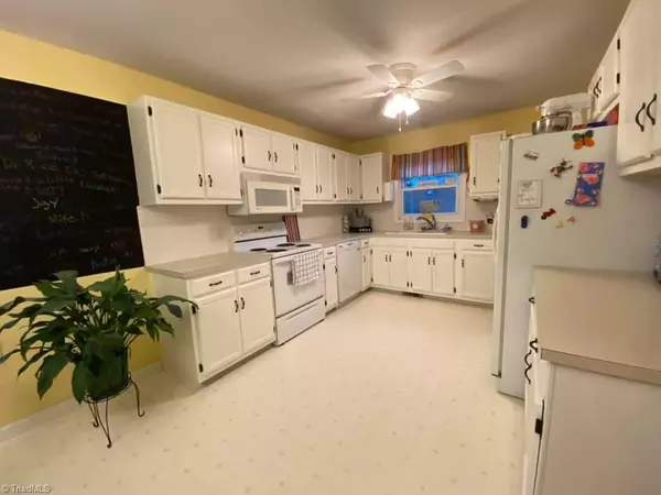 King, NC 27021,417 Kingsway DR