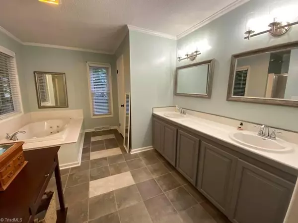 King, NC 27021,417 Kingsway DR