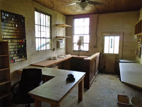 Adams, TN 37010,5136 Highway 76 #W