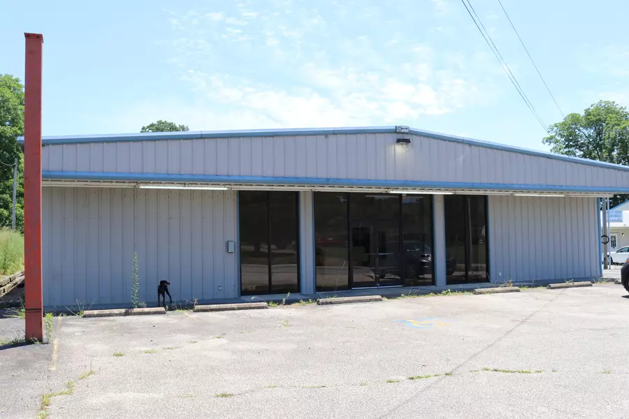 215 S Main St, Lobelville, TN 37097