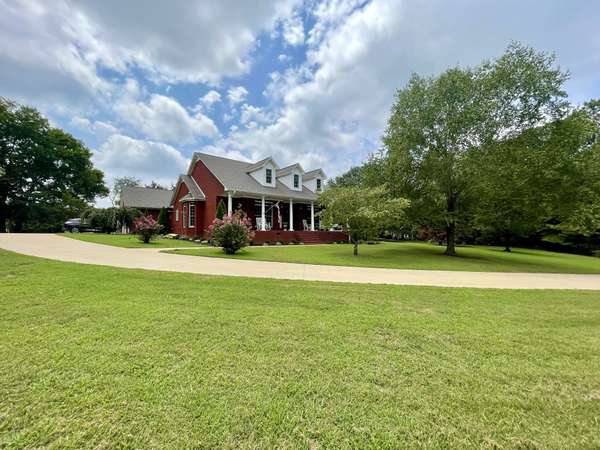 106 Wade St,  Saint Joseph,  TN 38481