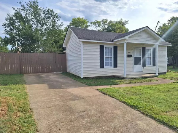 439 4th St,  Lawrenceburg,  TN 38464