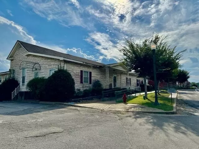 212 E Main St, Linden, TN 37096