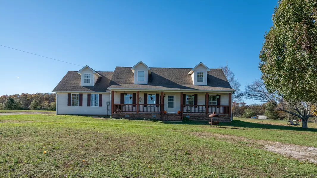 2533 Robertson Rd, Lawrenceburg, TN 38464