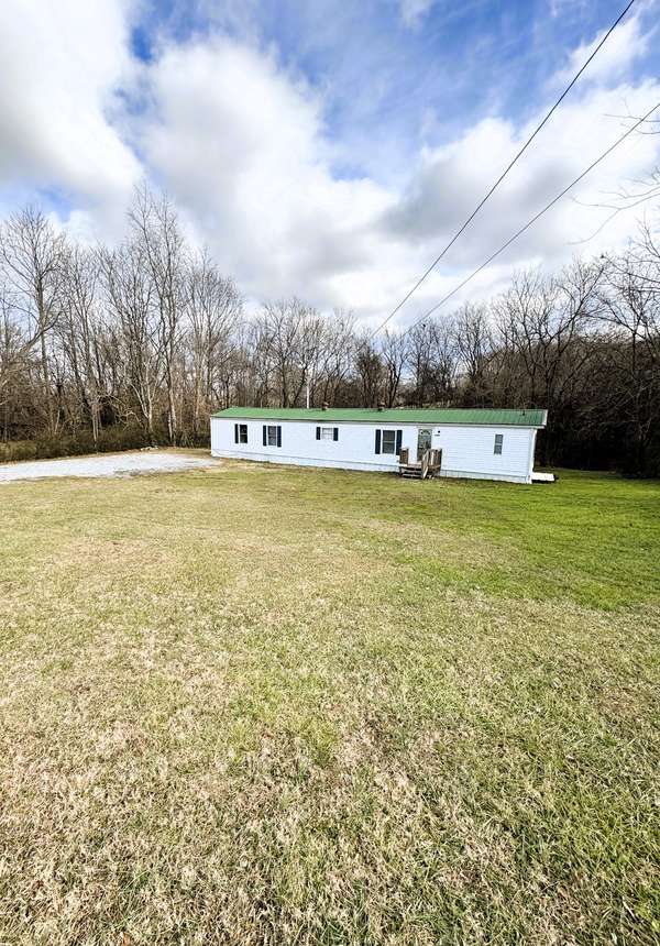 4422 Bledsoe St, Westmoreland, TN 37186