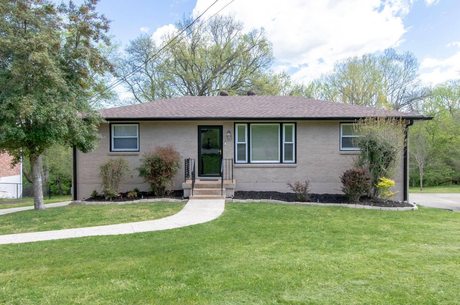1823 Willow Springs Dr, Nashville, TN 37216