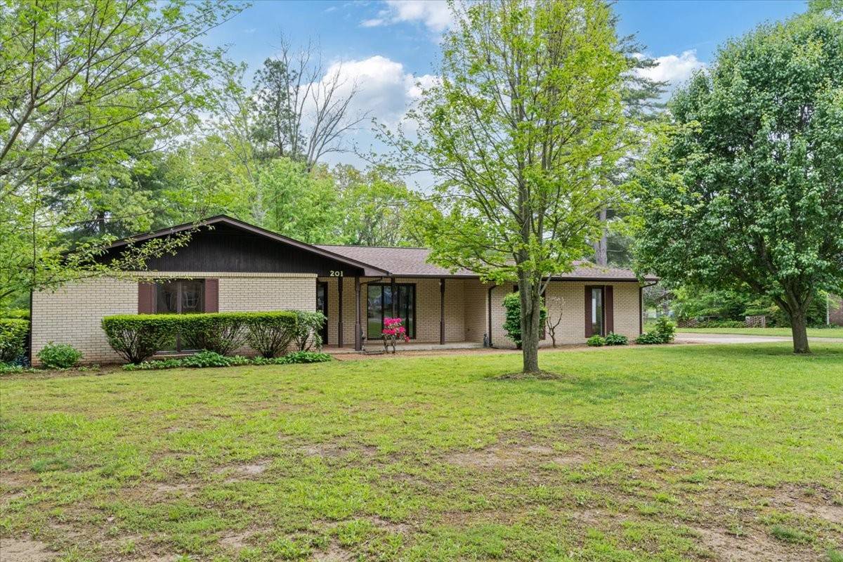 201 Yale Dr, Tullahoma, TN 37388