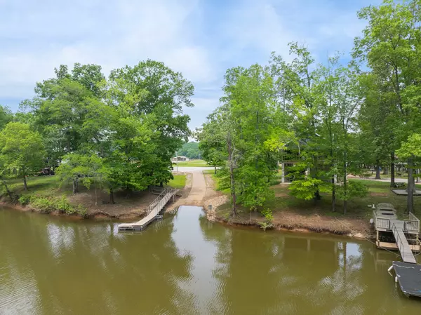 Clifton, TN 38425,1017 River Front Dr
