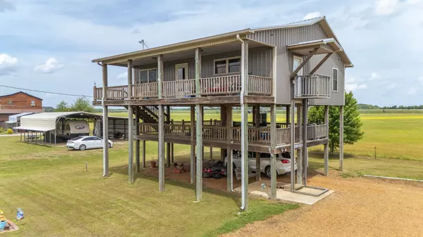 2175 Catfish Ln, Crump, TN 38327