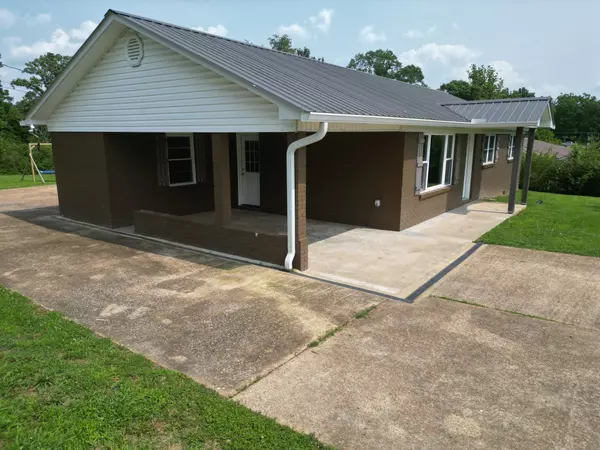 910 Hassell Dr, Waynesboro, TN 38485