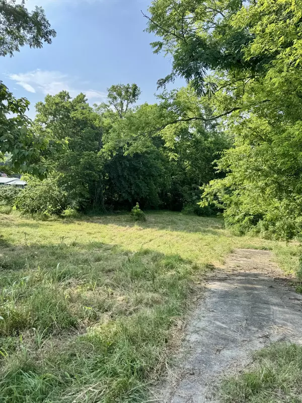 Columbia, TN 38401,2324 Les Robinson Rd