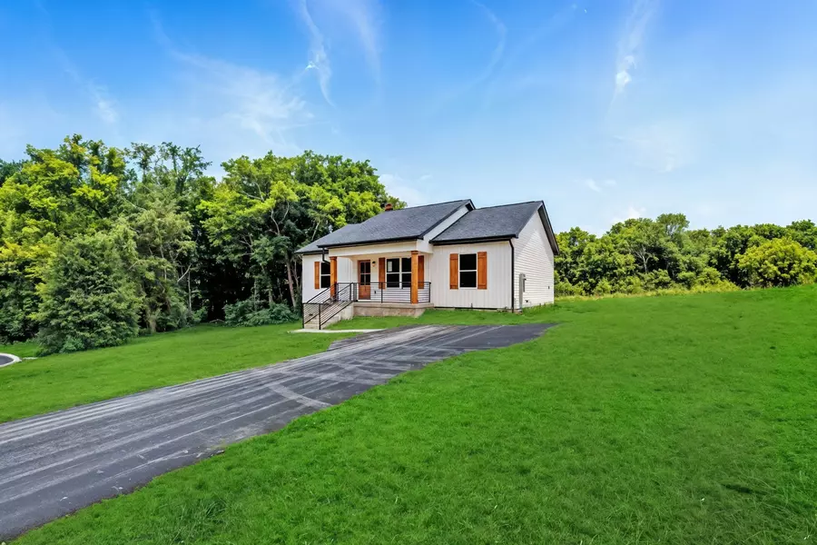 1097 Landing Ln, Adams, TN 37010