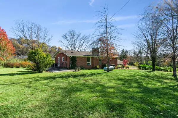 Columbia, TN 38401,2621 Knob Creek Rd