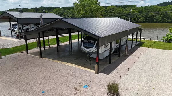 Clifton, TN 38425,1434 S River Front Dr