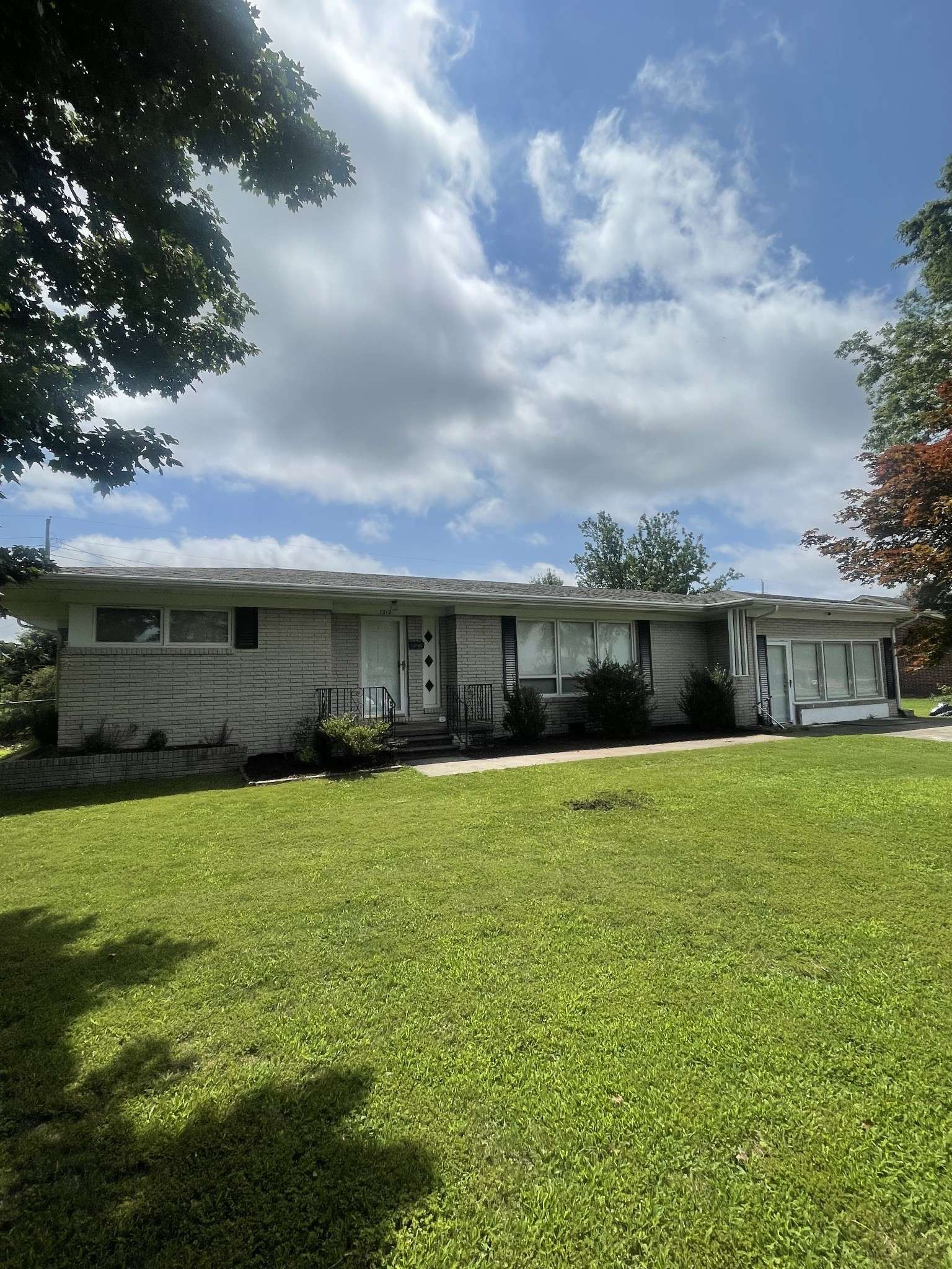 1212 Poplar Dr, Lawrenceburg, TN 38464