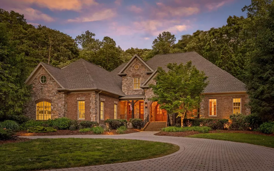 11 Saint Nicholas Way, Signal Mountain, TN 37377