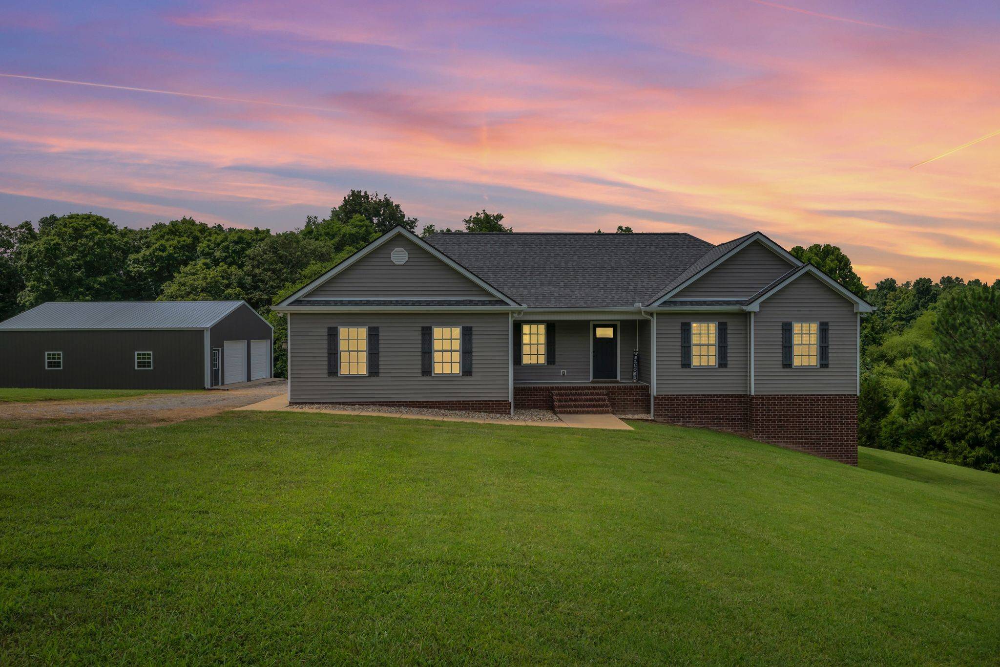 1350 Old County House Rd, Charlotte, TN 37036