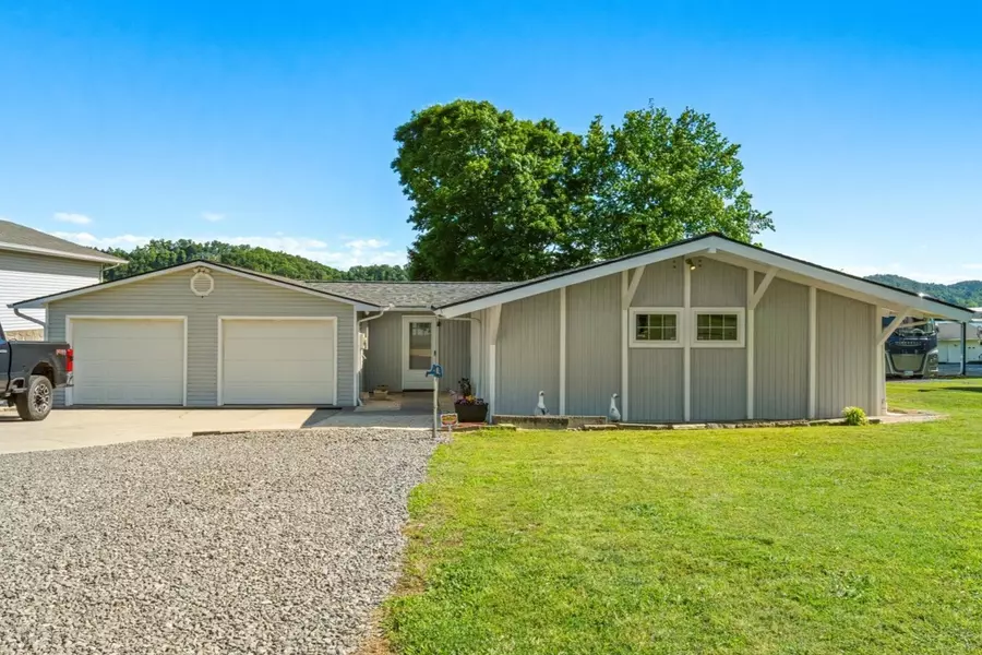 1648 Canal Ln, Dandridge, TN 37725