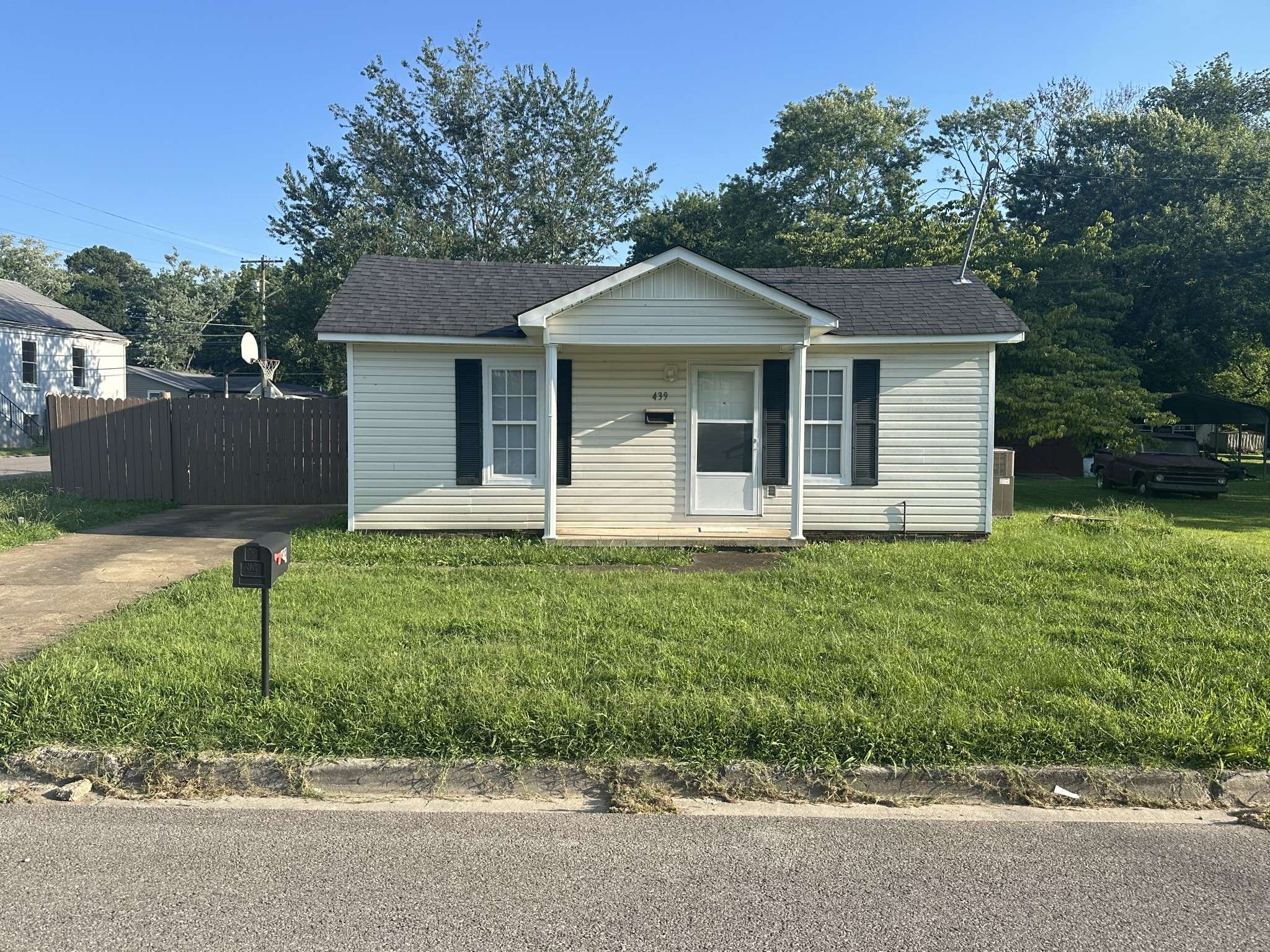 439 4th St, Lawrenceburg, TN 38464