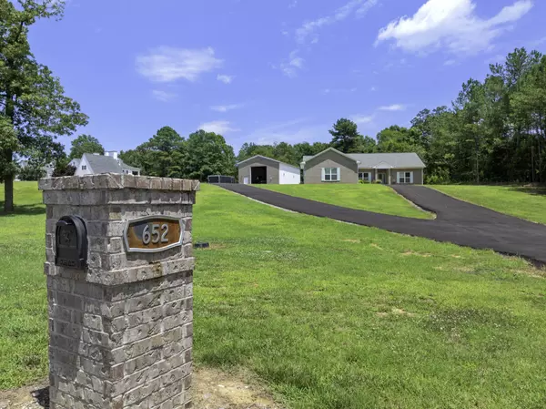 652 Timber Ridge Dr, Lexington, TN 38351