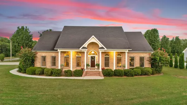 594 Waters Edge Dr, Estill Springs, TN 37330