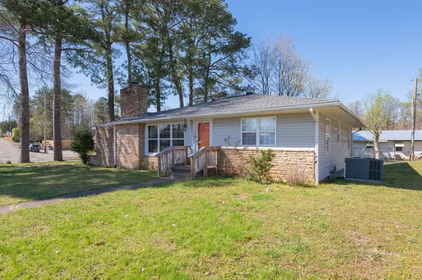 300 Holmes St, Lexington, TN 38351