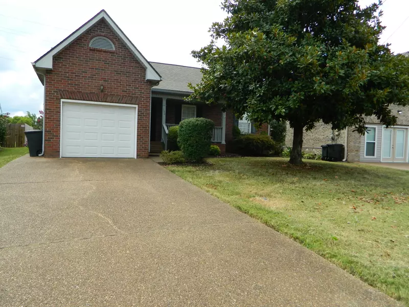 130 Oak Leaf Dr, Hendersonville, TN 37075