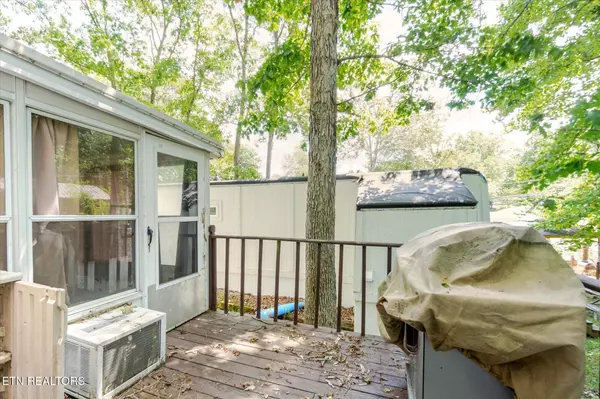 Crossville, TN 38572,80 Hollow Log Tr