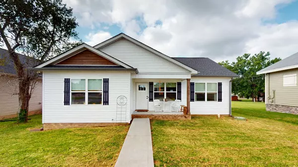 594 Main St, Burns, TN 37029