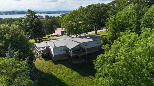 1366 Paradise Ln, Dandridge, TN 37725