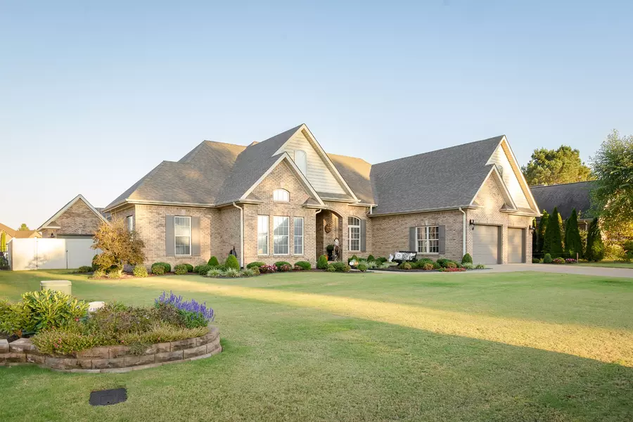 282 Plantation Springs Dr, Florence, AL 35630