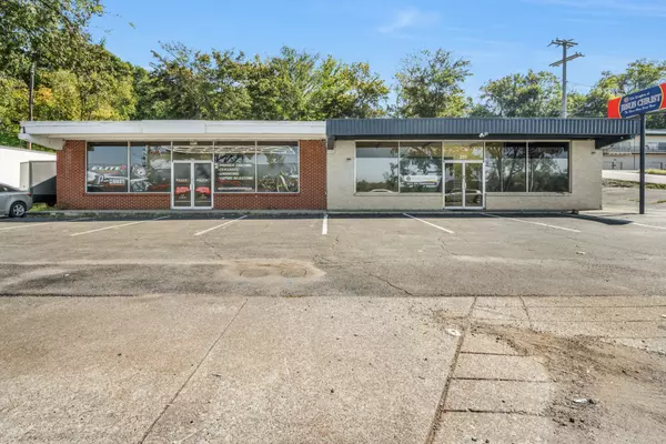 207 N Riverside Dr, Clarksville, TN 37040