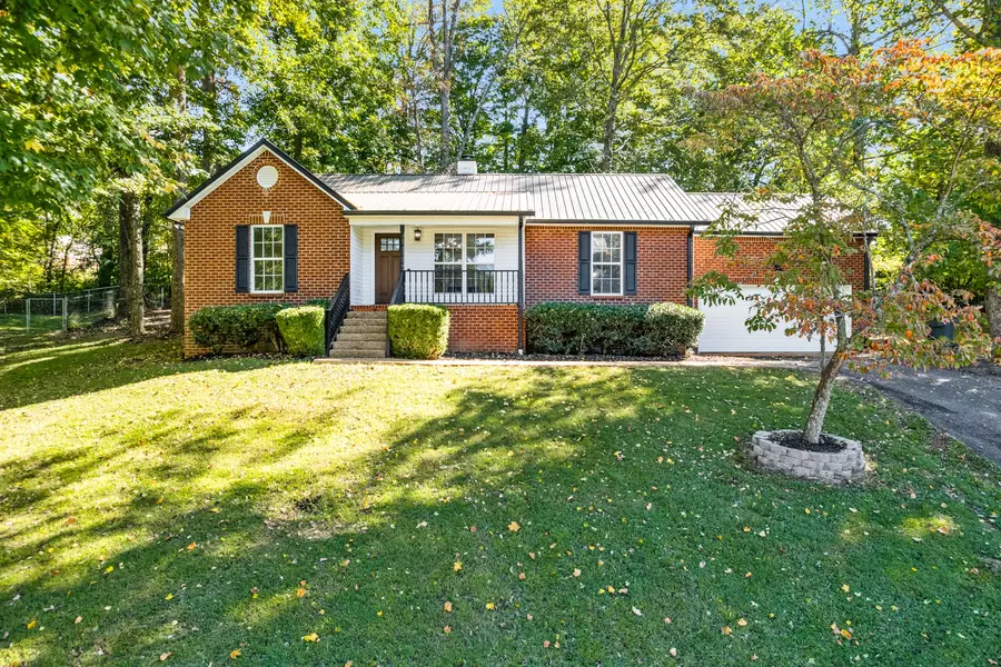 812 Hunters Crossing Ln, Springfield, TN 37172