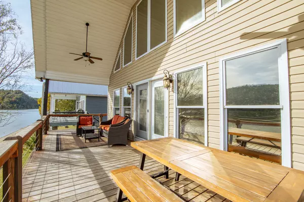 1040 Whites Creek Ln, Decaturville, TN 38329