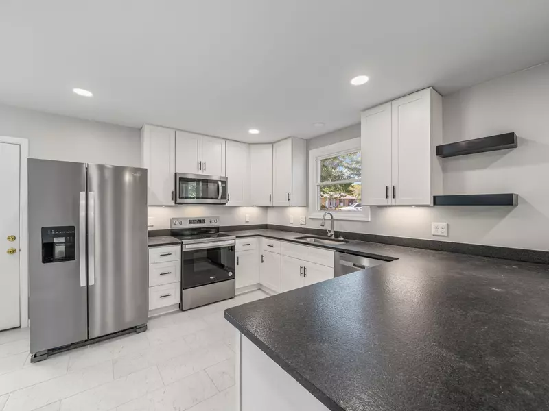 2 Charlemagne Blvd, Clarksville, TN 37042