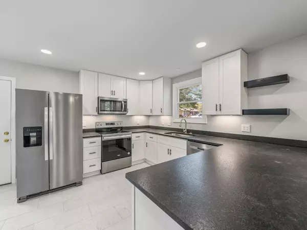 2 Charlemagne Blvd, Clarksville, TN 37042