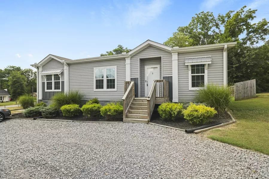 104 E Pond St, Adams, TN 37010