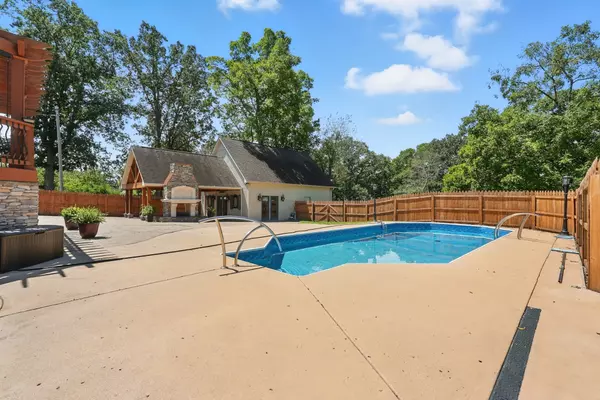 Dickson, TN 37055,213 McCreary Hts