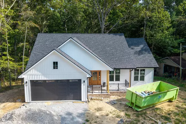 235 Estates Lake Dr, Crossville, TN 38571