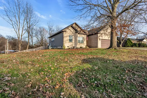 724 Redwood Cir, Columbia, TN 38401