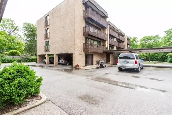 1817 Tanglewood DR #3B, Glenview, IL 60025