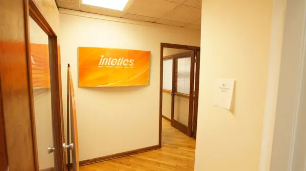 Wilmette, IL 60091,809 RIDGE RD #204-205