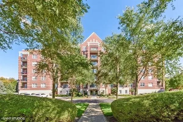 410 W Mahogany CT #302, Palatine, IL 60067