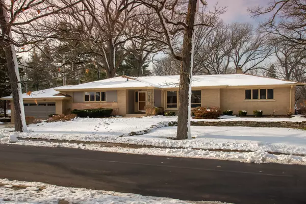 29 Meisinger LN, Naperville, IL 60540