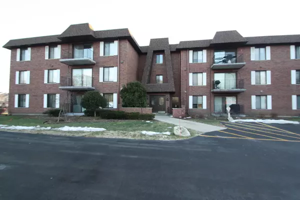 100 Clubhouse LN #304, Lake Zurich, IL 60047