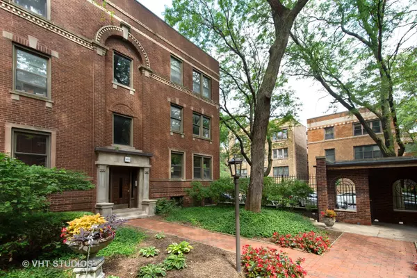 855 W Barry AVE #3A, Chicago, IL 60657