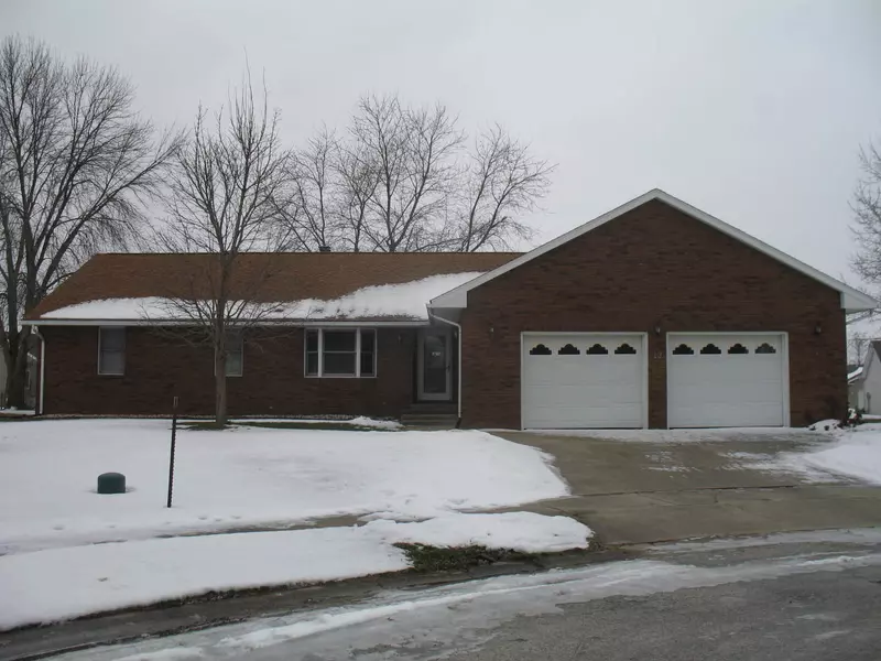 12 Bellaire CT, Clinton, IL 61727