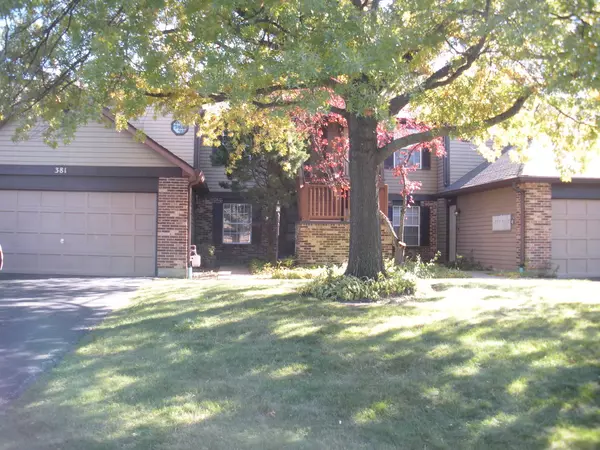 381 Sandhurst CIR #5, Glen Ellyn, IL 60137